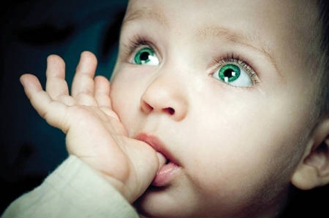 I bambini che succhiano il pollice? Sono meno soggetti alle allergie, lo dice la scienza