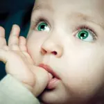 I bambini che succhiano il pollice? Sono meno soggetti alle allergie, lo dice la scienza