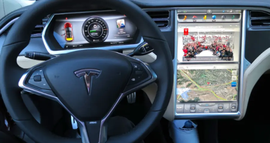 Tesla e guida automatica, sistema sotto osservazione dopo l'incidente mortale