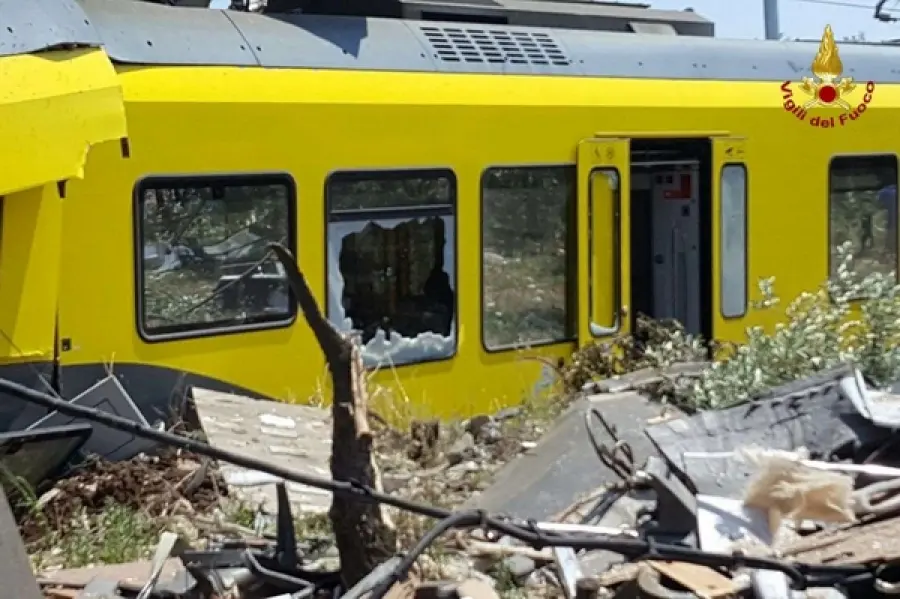 Scontro fra treni in Puglia, peggiora il bilancio dei morti. Tesi errore umano