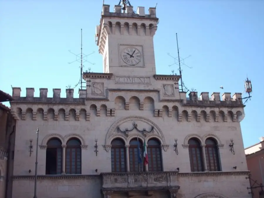 Fiuggi, un padre con figli disabili si mette in catene davanti al comune