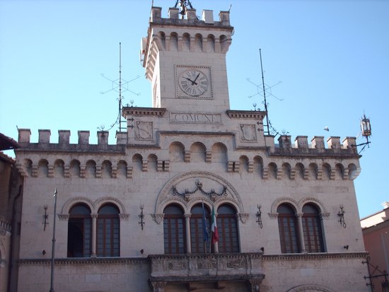 Fiuggi, un padre con figli disabili si mette in catene davanti al comune