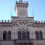 Fiuggi, un padre con figli disabili si mette in catene davanti al comune