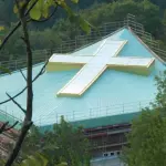 Gallinaro, tra pietre vendute e "scomuniche al Papa", è caos