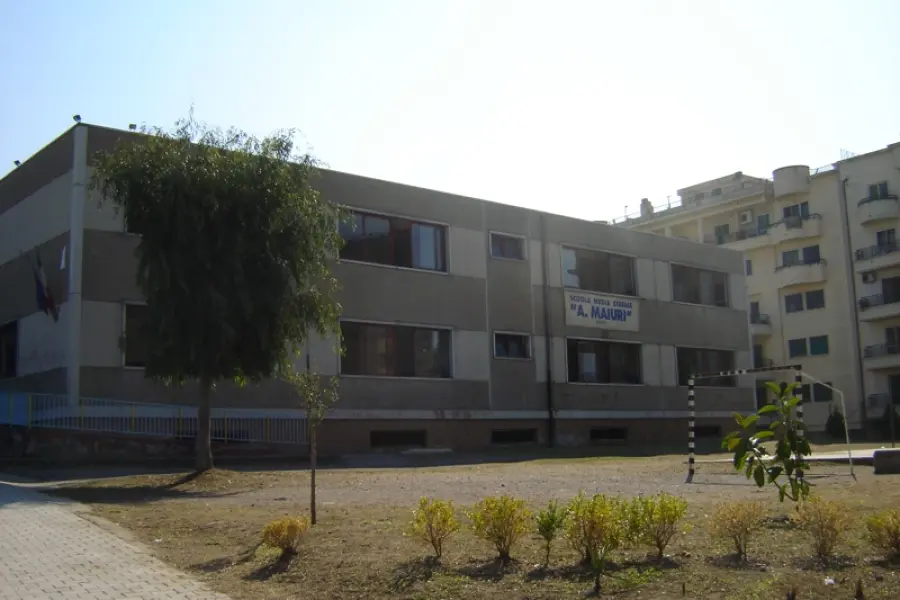 Frosinone, ladri a scuola nella "Maiuri", via con i computer