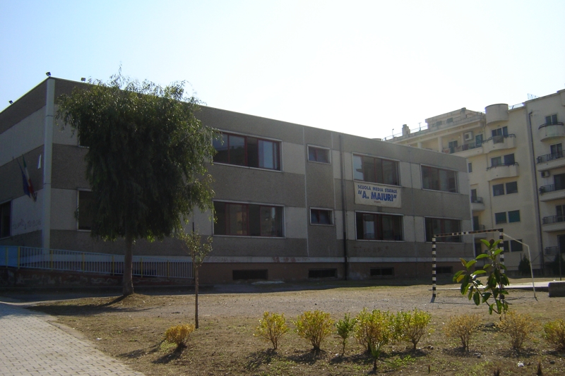 Frosinone, ladri a scuola nella "Maiuri", via con i computer