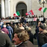 Frosinone, cittadini bruciano le bollette dell'ACEA sotto la Prefettura