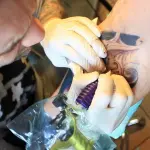 Laboratori tatuaggi non a norma a Cassino, sequestri e multe dei NAS