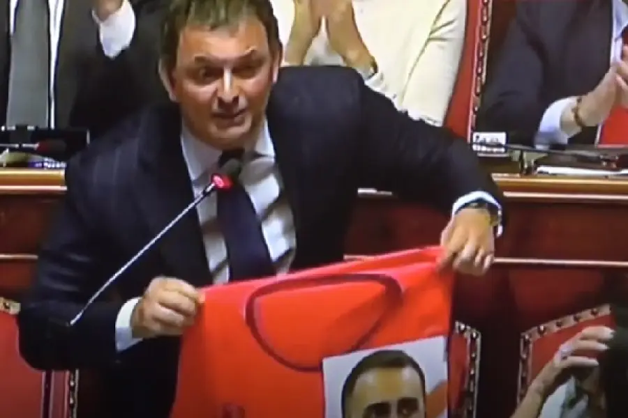 Forza Italia, Senatore mostra in Aula gilet da steward con foto di Di Maio