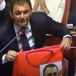 Forza Italia, Senatore mostra in Aula gilet da steward con foto di Di Maio