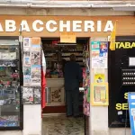 Rapina la tabaccheria, la titolare lo fa fuggire