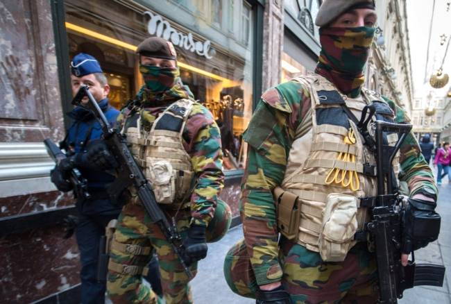 Bruxelles: blitz antiterrorismo, feriti 4 agenti e morto un terrorista