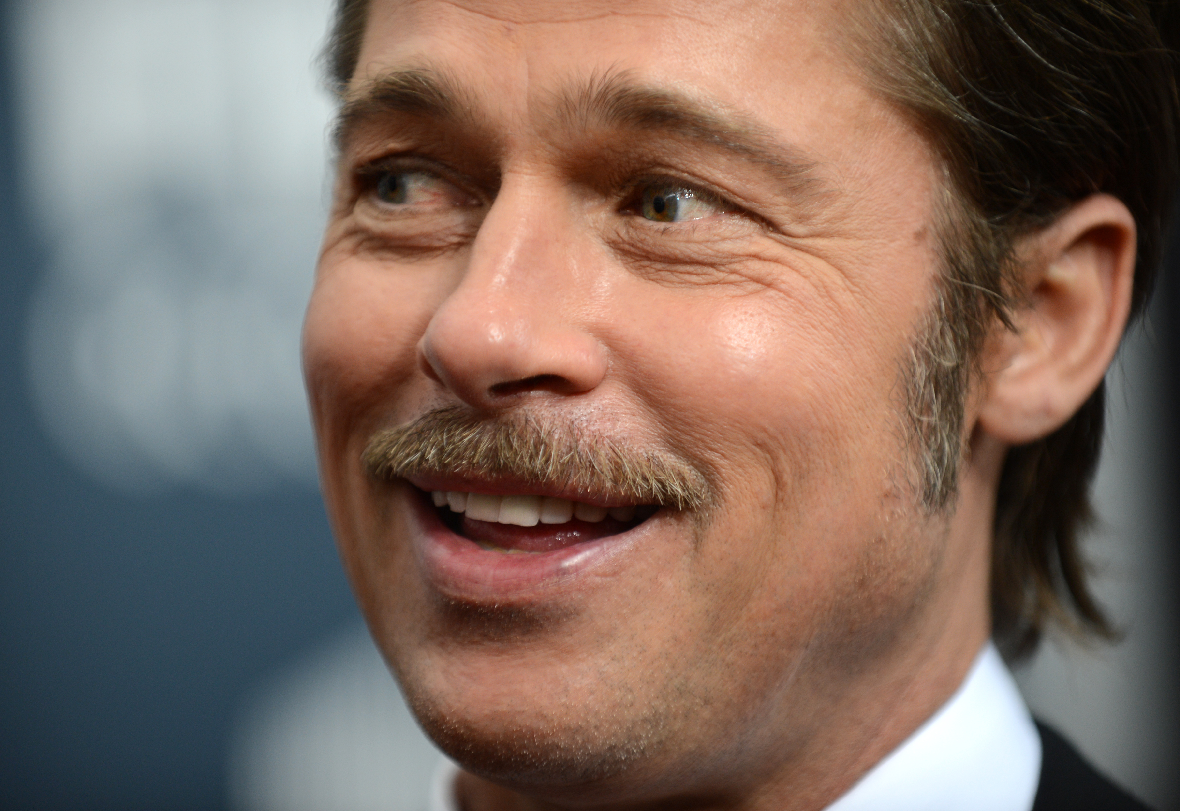 Brad Pitt eroe a Las Palmas, salva bambina contro una barriera di sicurezza