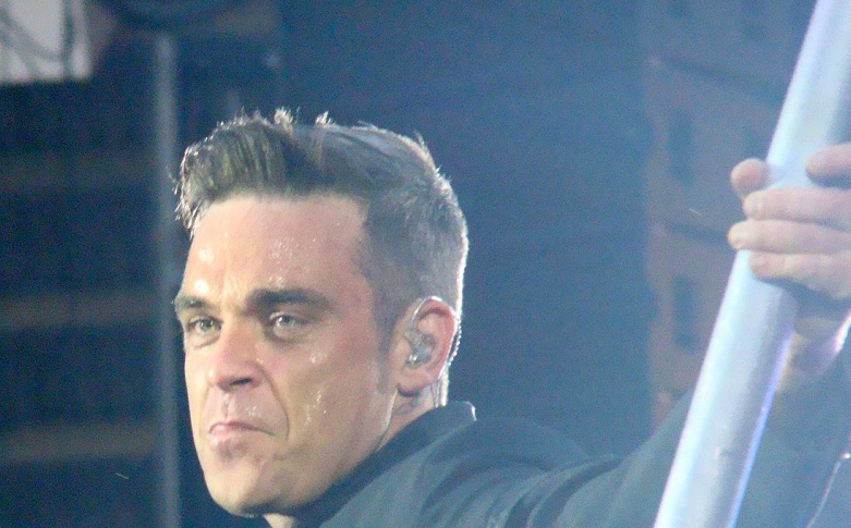 Robbie Williams cambia etichetta ed annuncia uscita nuovo album