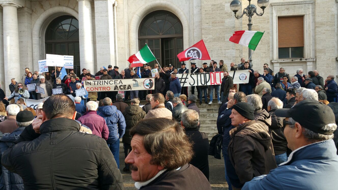 Frosinone, cittadini bruciano le bollette dell'ACEA sotto la Prefettura