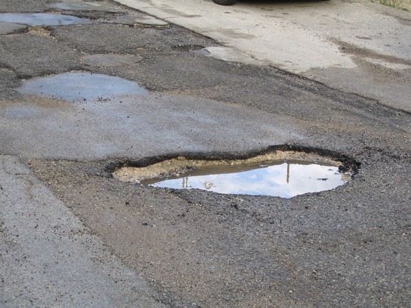 Maltempo, la strada regionale 82 è costellata di buche