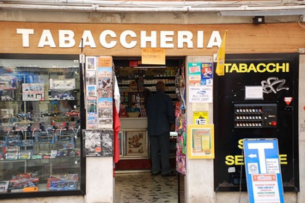 Rapina la tabaccheria, la titolare lo fa fuggire