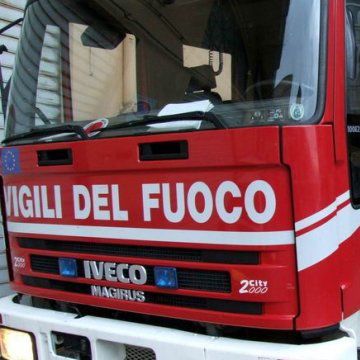 Rogo nella notte a Cervaro, concessionaria auto in fiamme