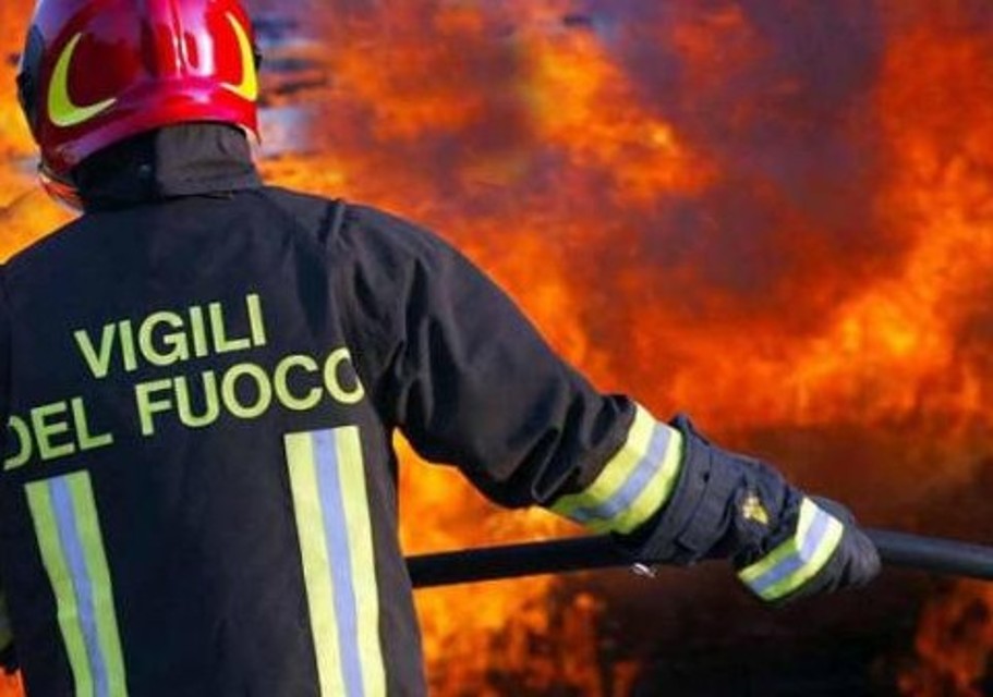 Frosinone, via Aldo Moro: automobile va a fuoco, strada chiusa al traffico